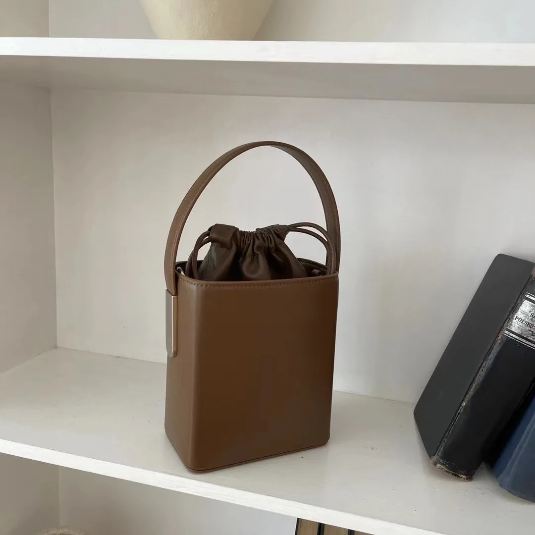 Square Bucket Bag Grain Leather Handbag European American Style Fashion Single Shoulder Crossbody Genuine Leather Women Bag
Square Bucket Bag Grain Leather Handbag European American Style Fashion Single Shoulder Crossbody Genuine Leather Women Bag