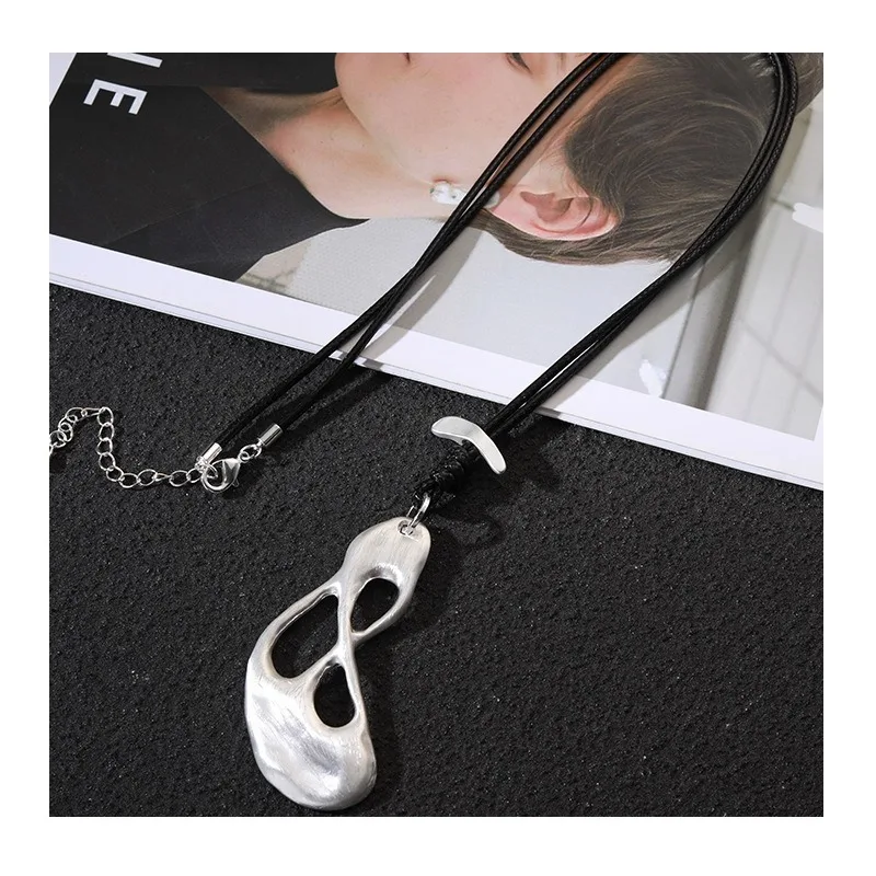 New Irregular Hollow Geometric Alloy Pendant Fashionable Simple Women's Long Versatile Necklace
New Irregular Hollow Geometric Alloy Pendant Fashionable Simple Women's Long Versatile Necklace