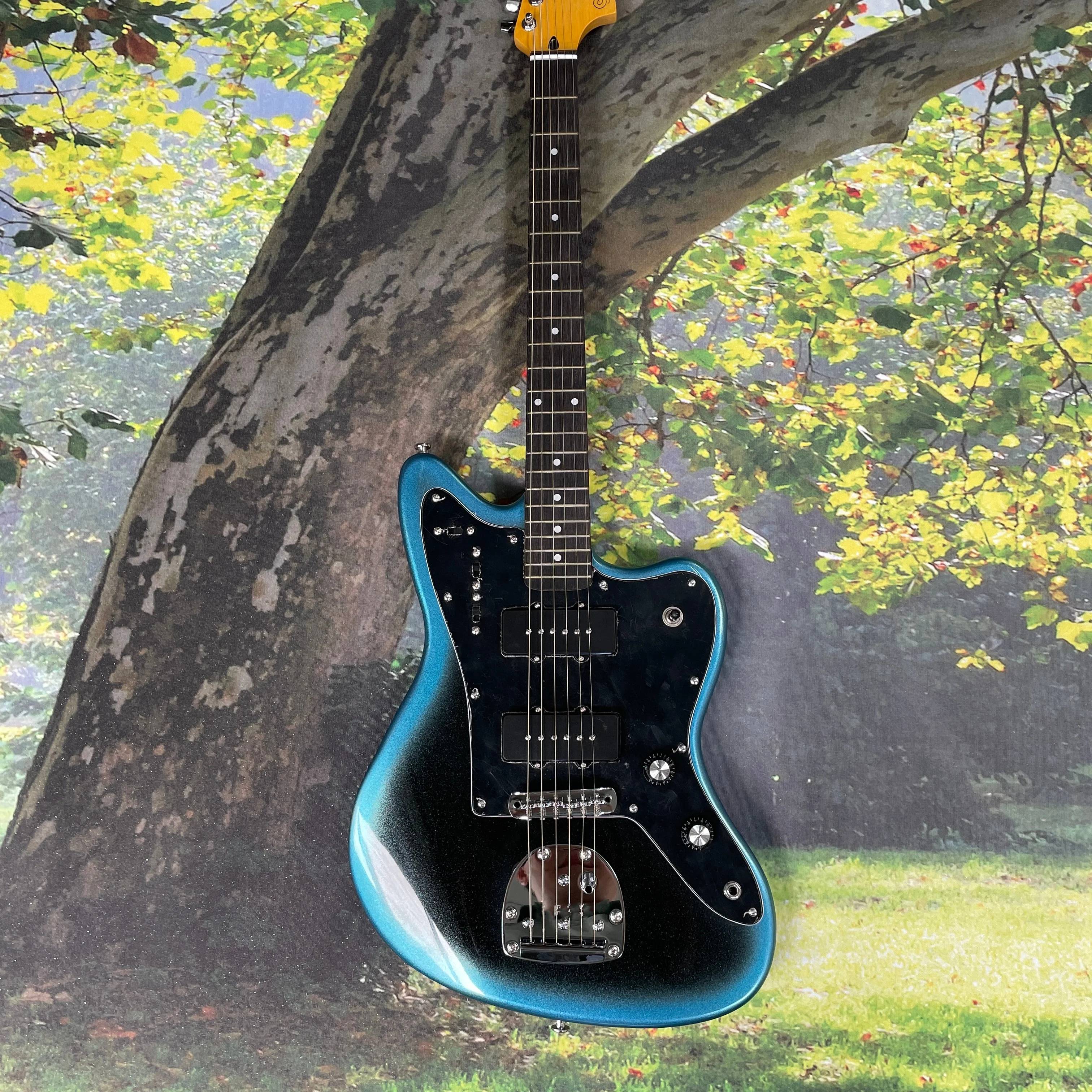 Blue and black gradient surf electric guitar, mahogany body and rosewood fingerboard guitars, advanced rock electric guitarra
Blue and black gradient surf electric guitar, mahogany body and rosewood fingerboard guitars, advanced rock electric guitarra