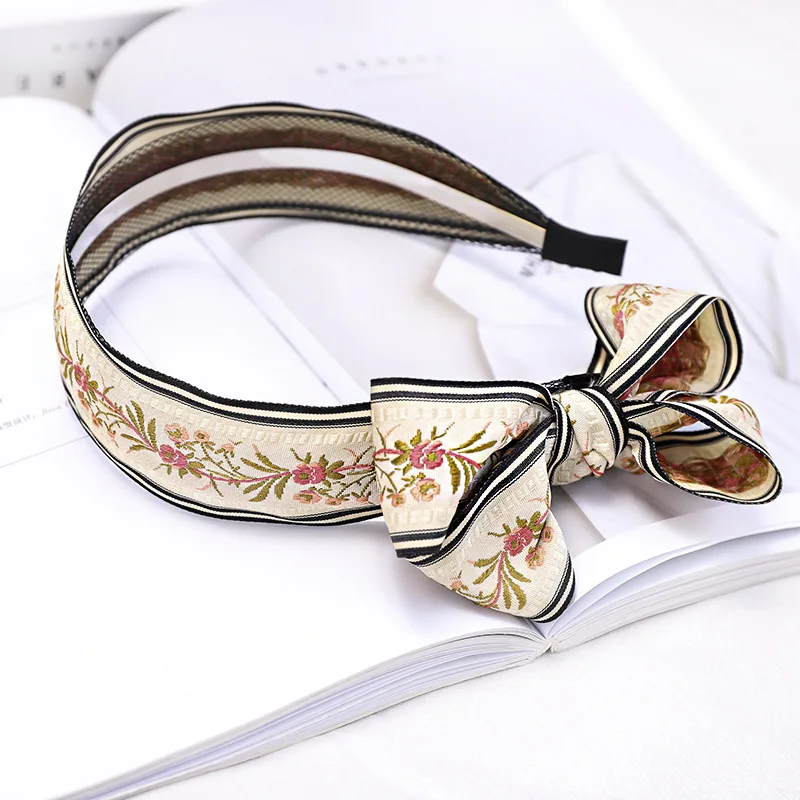 Printed Embroidered Headband, Fashionable Retro Ethnic Style Floral Print, Sweet and Cute Double Bow Decoration for Women
Printed Embroidered Headband, Fashionable Retro Ethnic Style Floral Print, Sweet and Cute Double Bow Decoration for Women