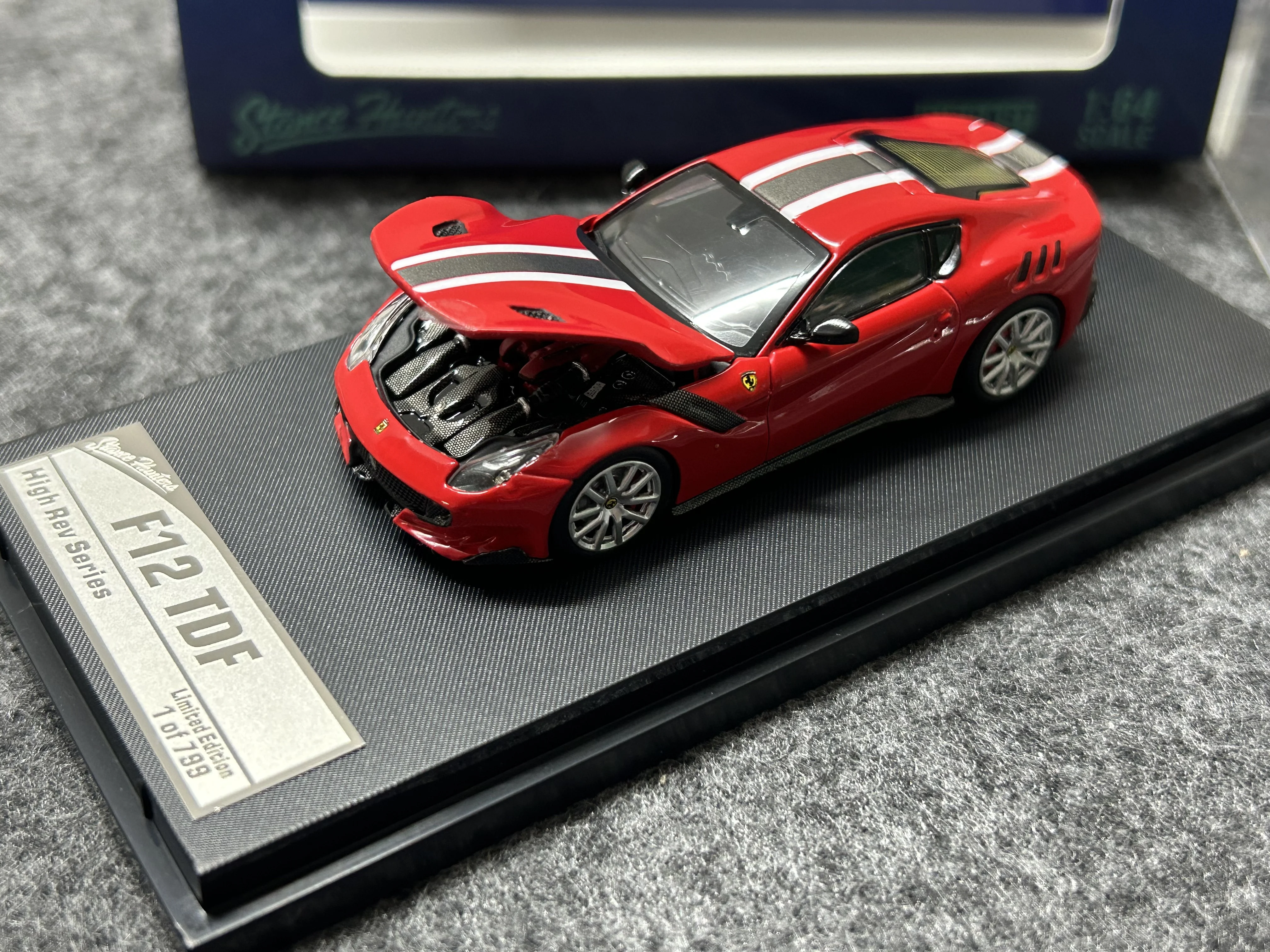 SH 1:64 Ferrari F12 TDF может открыть переднюю крышку, коллекция моделей автомобилей из модифицированного сплава, красный цветок латте
SH 1:64 Ferrari F12 TDF может открыть переднюю крышку, коллекция моделей автомобилей из модифицированного сплава, красный цветок латте