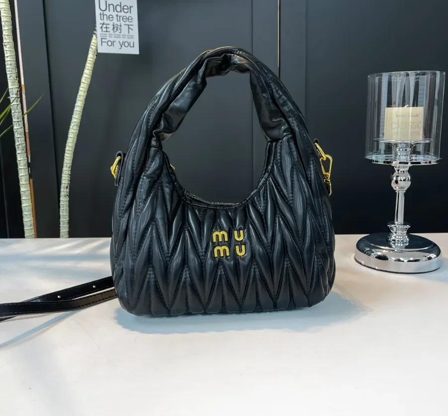 Designer Hobo Bag for Women - 2024 10A Underarm Bag, Leather Shoulder Bag with Gold Hardware, Versatile Casual Handbag
Designer Hobo Bag for Women - 2024 10A Underarm Bag, Leather Shoulder Bag with Gold Hardware, Versatile Casual Handbag
