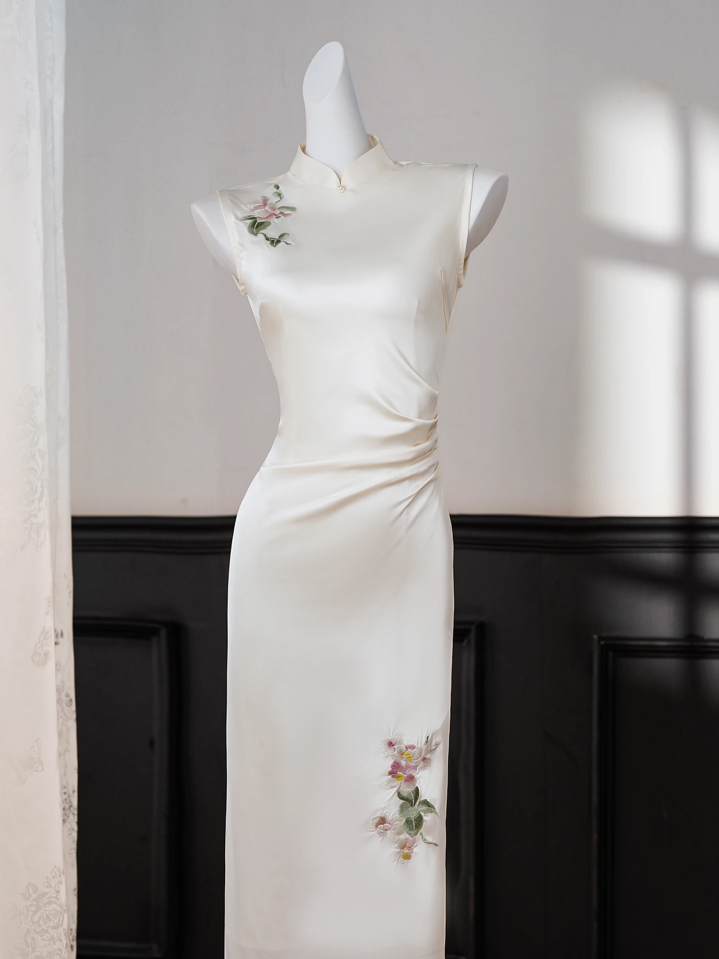Elegant White Satin Dress Women's Summer Improved Slimming Chinese Embroidery Personality Long Dress High End Retro
Elegant White Satin Dress Women's Summer Improved Slimming Chinese Embroidery Personality Long Dress High End Retro