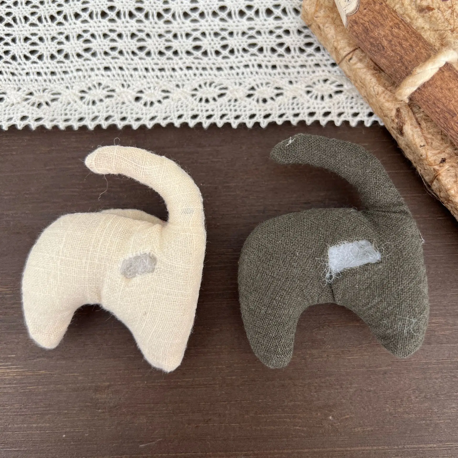 1PCS Cotton Filled Elephant DIY Fabric Brooch for Women Clothing Shoe Sock Hat Phone Case Bag Decor Portable Charms
1PCS Cotton Filled Elephant DIY Fabric Brooch for Women Clothing Shoe Sock Hat Phone Case Bag Decor Portable Charms
