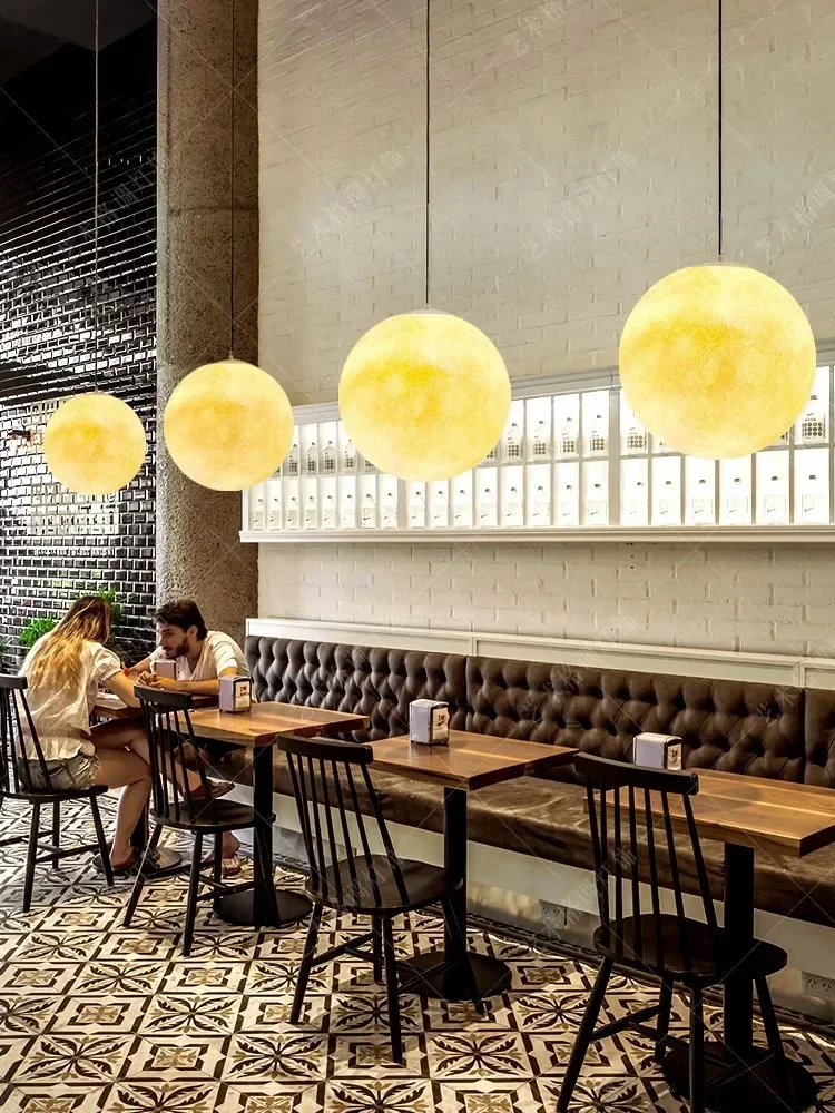 Скандинавский креативный подвесной светильник в форме лунного шара из смолы, художественная лампа для ресторана, спальни, гостиной и столовой
Скандинавский креативный подвесной светильник в форме лунного шара из смолы, художественная лампа для ресторана, спальни, гостиной и столовой