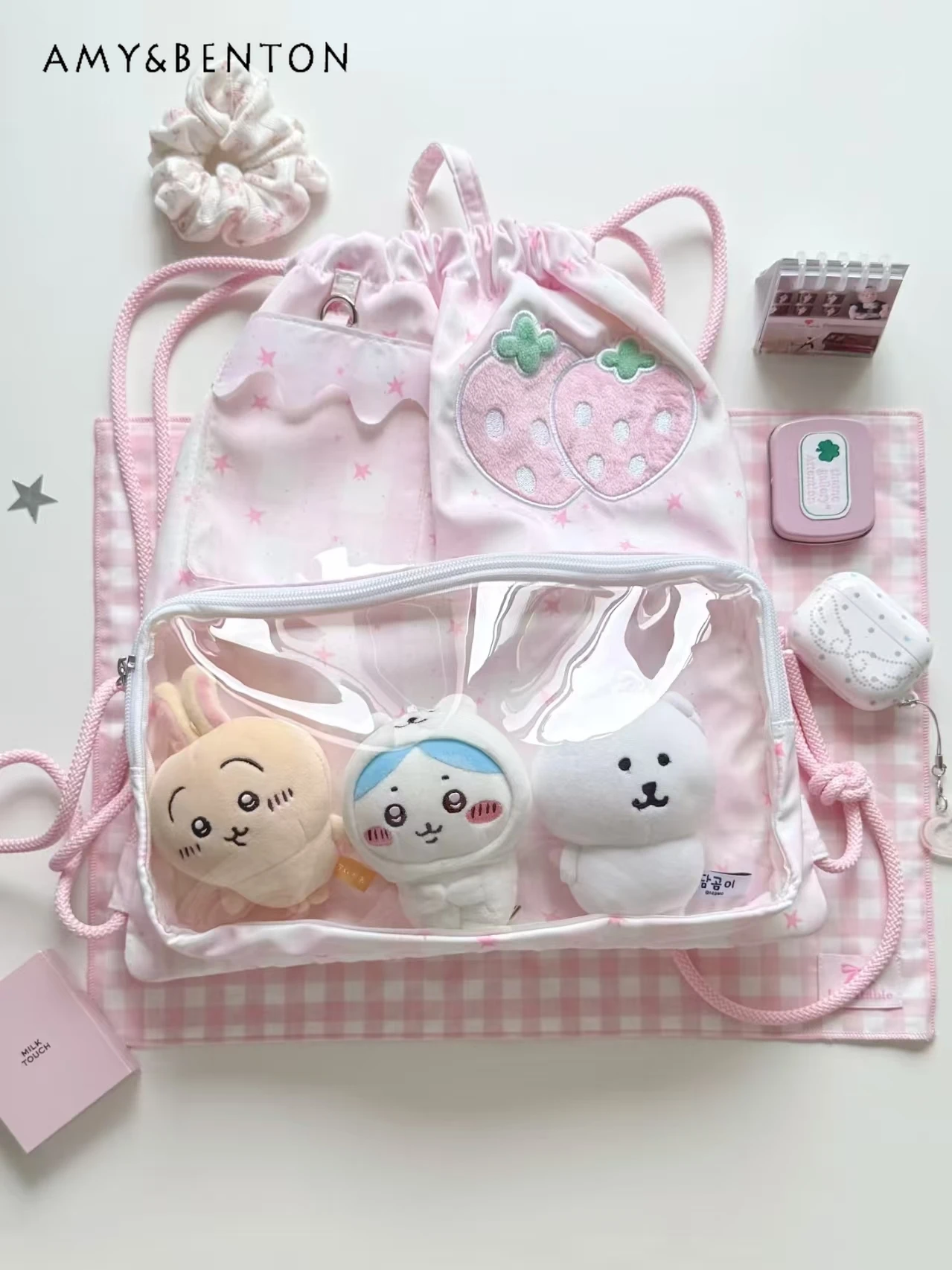 Милая милая сумка с вышивкой клубники и принтом на шнурке, японский кавайный лоскутный прозрачный универсальный рюкзак большой вместимости
Милая милая сумка с вышивкой клубники и принтом на шнурке, японский кавайный лоскутный прозрачный универсальный рюкзак большой вместимости