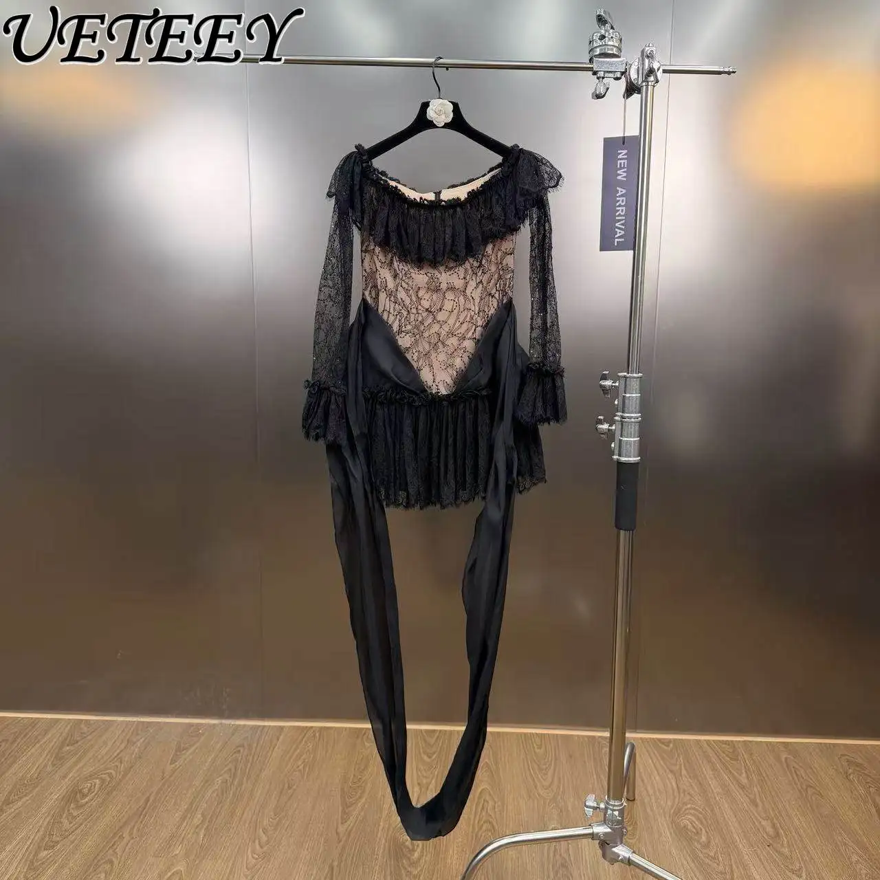 2026 Spring French Retro Lace Patchwork Off-Shoulder Long Sleeve Dress Sexy Style Ribbon High Waist Slimming Short Dresses
2026 Spring French Retro Lace Patchwork Off-Shoulder Long Sleeve Dress Sexy Style Ribbon High Waist Slimming Short Dresses