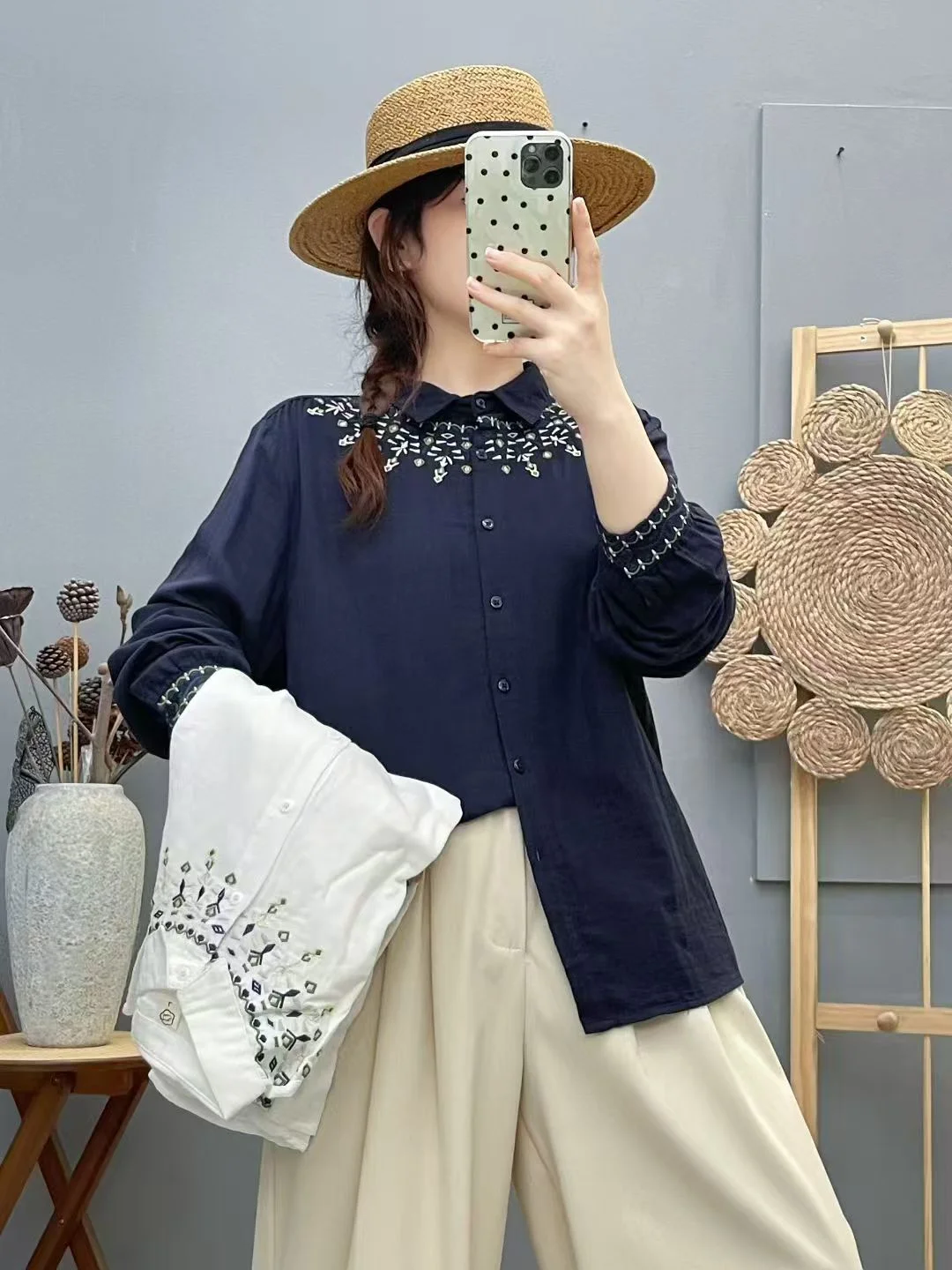 Женские блузки из 100% хлопчатобумажной пряжи в японском стиле, белые, темно-синие рубашки с вышивкой, большие размеры, женская одежда
Женские блузки из 100% хлопчатобумажной пряжи в японском стиле, белые, темно-синие рубашки с вышивкой, большие размеры, женская одежда