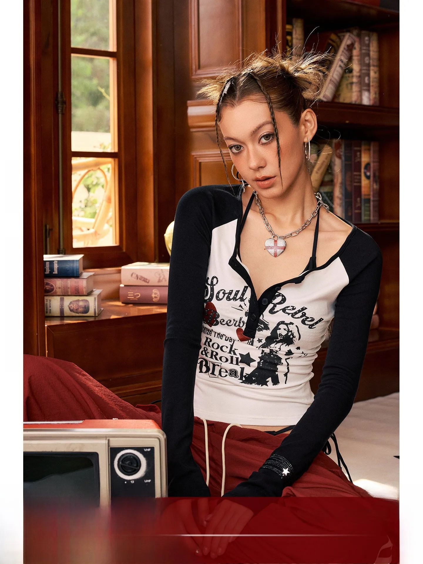 Roing Book Bar Long Sve T-irt Women's Slim Fit Portrait Design Spicy Girl Color Blo oulder Print V Ne ort Length
Roing Book Bar Long Sve T-irt Women's Slim Fit Portrait Design Spicy Girl Color Blo oulder Print V Ne ort Length