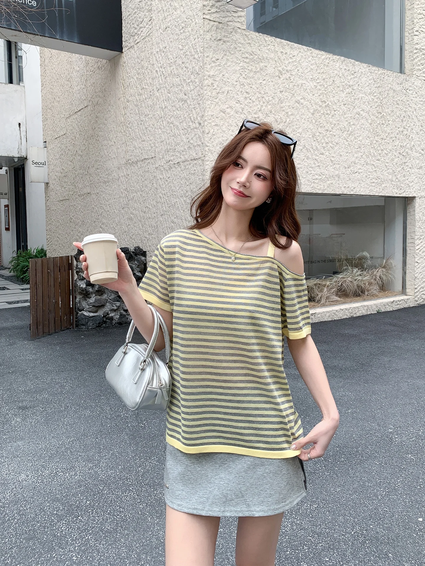 Summer 2026 Women's Loose Fit Slimming Cool Feeling Linen off Shoulder Stripe Short Sleeve Knitted Top French Style
Summer 2026 Women's Loose Fit Slimming Cool Feeling Linen off Shoulder Stripe Short Sleeve Knitted Top French Style