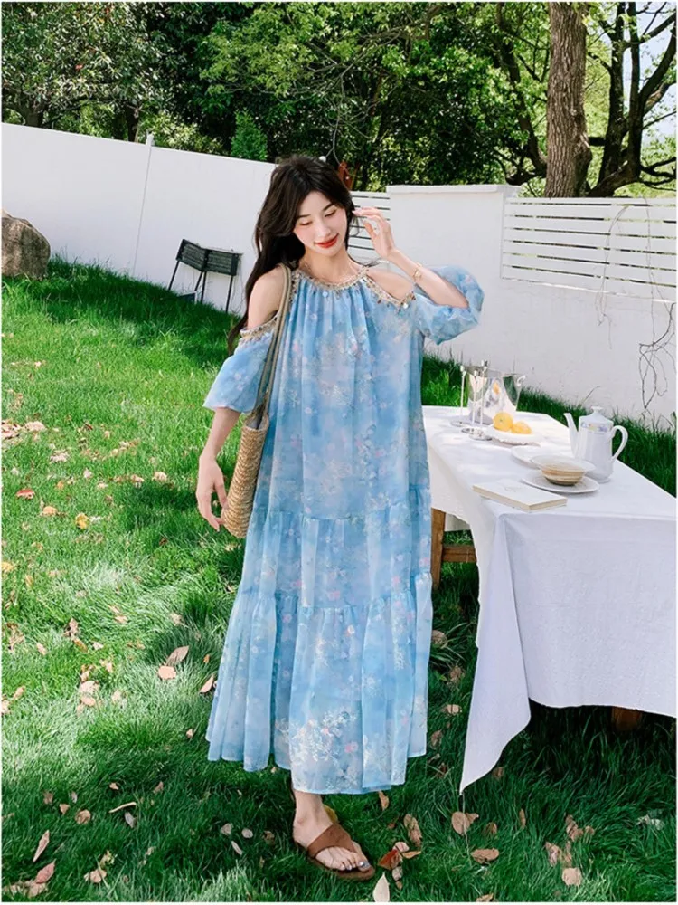 A new unique and super beautiful blue halter dress with seaside vacation style
A new unique and super beautiful blue halter dress with seaside vacation style
