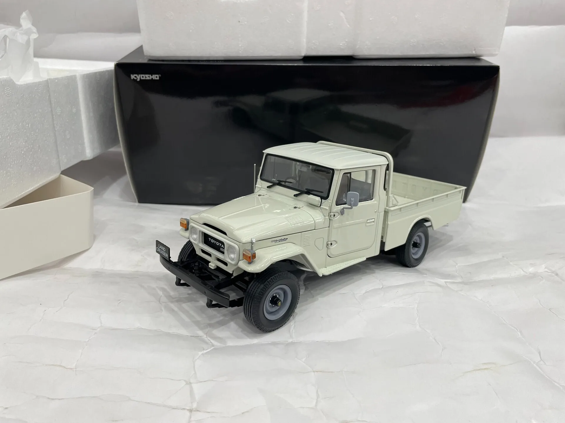 Kyosho 1:18 Land Cruiser LC40 Pickup White Simulation Limited Edition All Open Alloy Metal Static Car Model Toy Gift
Kyosho 1:18 Land Cruiser LC40 Pickup White Simulation Limited Edition All Open Alloy Metal Static Car Model Toy Gift