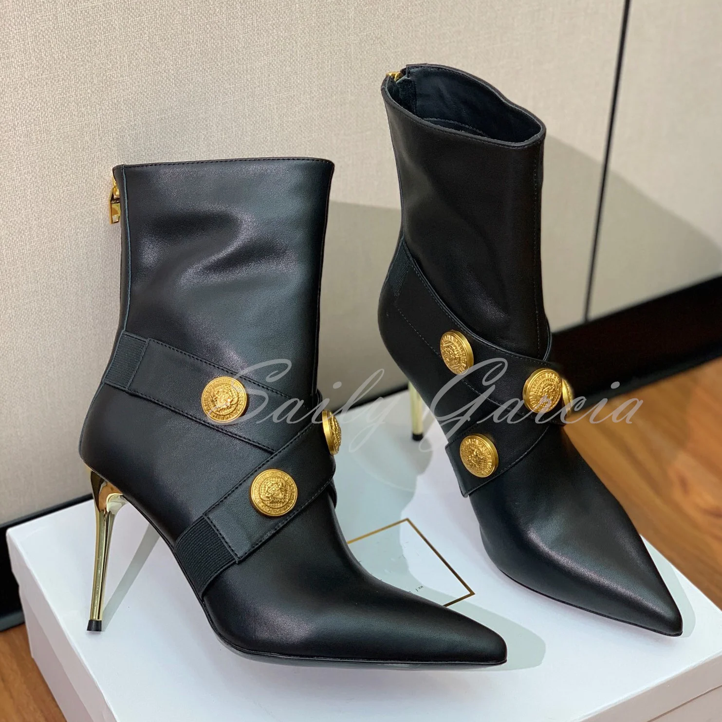 Autumn New Metal Button Ankle Boots Female Pointed Toe Stiletto 10cm Sexy Side Zipper Suede All-Match Party Fashion Boots 44
Autumn New Metal Button Ankle Boots Female Pointed Toe Stiletto 10cm Sexy Side Zipper Suede All-Match Party Fashion Boots 44