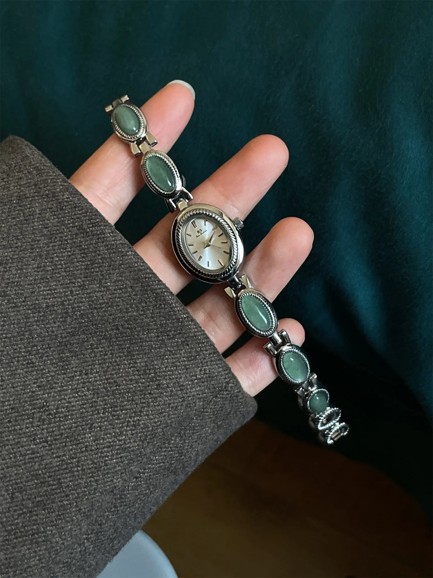 Женские часы в стиле ретро, винтажный стиль для работы, легкая роскошь, новая коллекция 2026 года, высококачественные и стильные женские часы
Женские часы в стиле ретро, винтажный стиль для работы, легкая роскошь, новая коллекция 2026 года, высококачественные и стильные женские часы