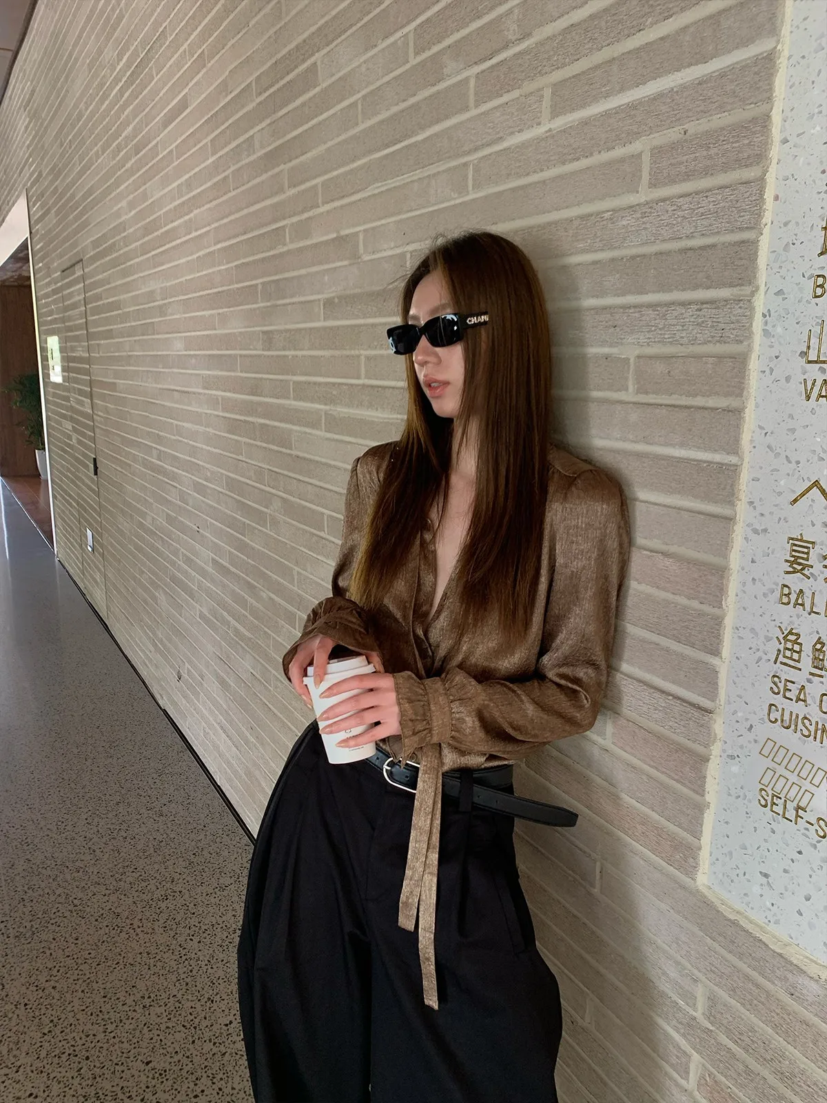 Официальная винтажная женская блузка Gakee с длинным рукавом, осенняя новинка, элегантный дизайн, стройнящая, однотонная, для офиса, с V-образным вырезом
Официальная винтажная женская блузка Gakee с длинным рукавом, осенняя новинка, элегантный дизайн, стройнящая, однотонная, для офиса, с V-образным вырезом