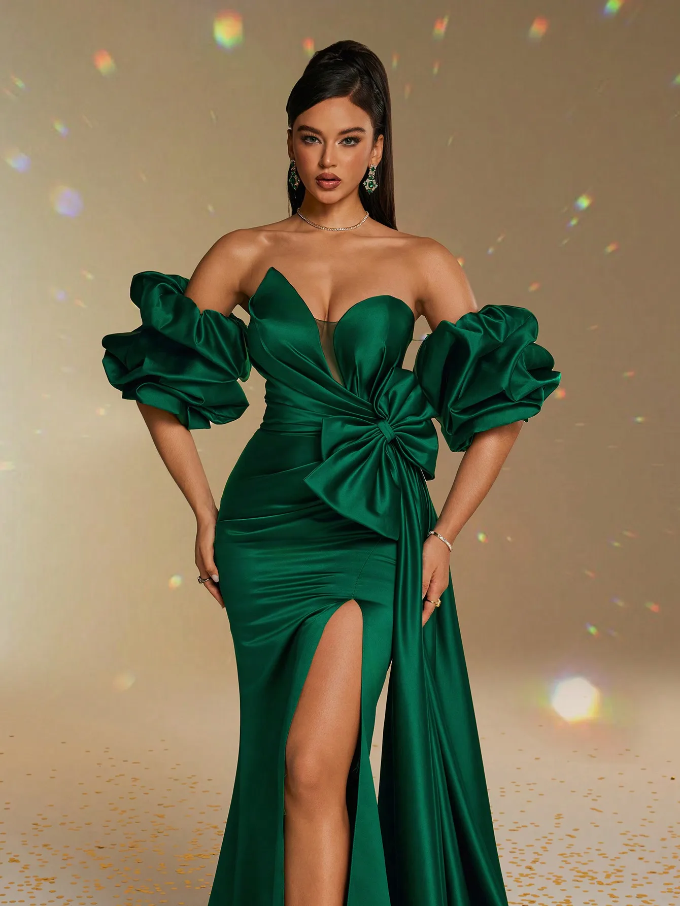 Изумрудно-зеленое атласное вечернее платье с открытыми плечами, пышными рукавами, бантом и высоким разрезом
Изумрудно-зеленое атласное вечернее платье с открытыми плечами, пышными рукавами, бантом и высоким разрезом