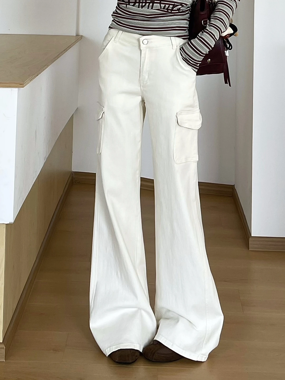 ZHISILAO новые белые расклешенные джинсы-карго женские винтажные Y2K карманные джинсовые брюки полной длины с высокой талией уличная одежда 2023 осень зима 
ZHISILAO новые белые расклешенные джинсы-карго женские винтажные Y2K карманные джинсовые брюки полной длины с высокой талией уличная одежда 2023 осень зима