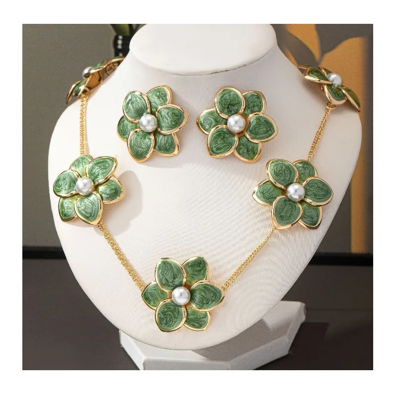 Summer New Niche Premium Oil Drop Inlaid Flower Stud Earrings Necklace Set Is Suitable for Women's Daily Banquet Wear
Summer New Niche Premium Oil Drop Inlaid Flower Stud Earrings Necklace Set Is Suitable for Women's Daily Banquet Wear