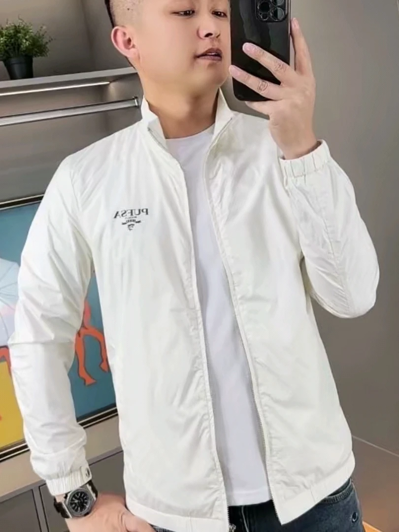 Высококачественная повседневная модная куртка с воротником-стойкой для защиты от солнца, однотонная, простой дизайн, весенне-летняя мужская куртка
Высококачественная повседневная модная куртка с воротником-стойкой для защиты от солнца, однотонная, простой дизайн, весенне-летняя мужская куртка