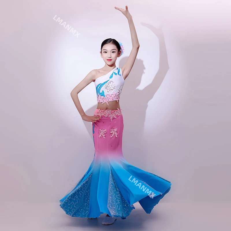Rain Dai ethnic dance costume performance costume fish tail skirt performance costume in Dai village
Rain Dai ethnic dance costume performance costume fish tail skirt performance costume in Dai village