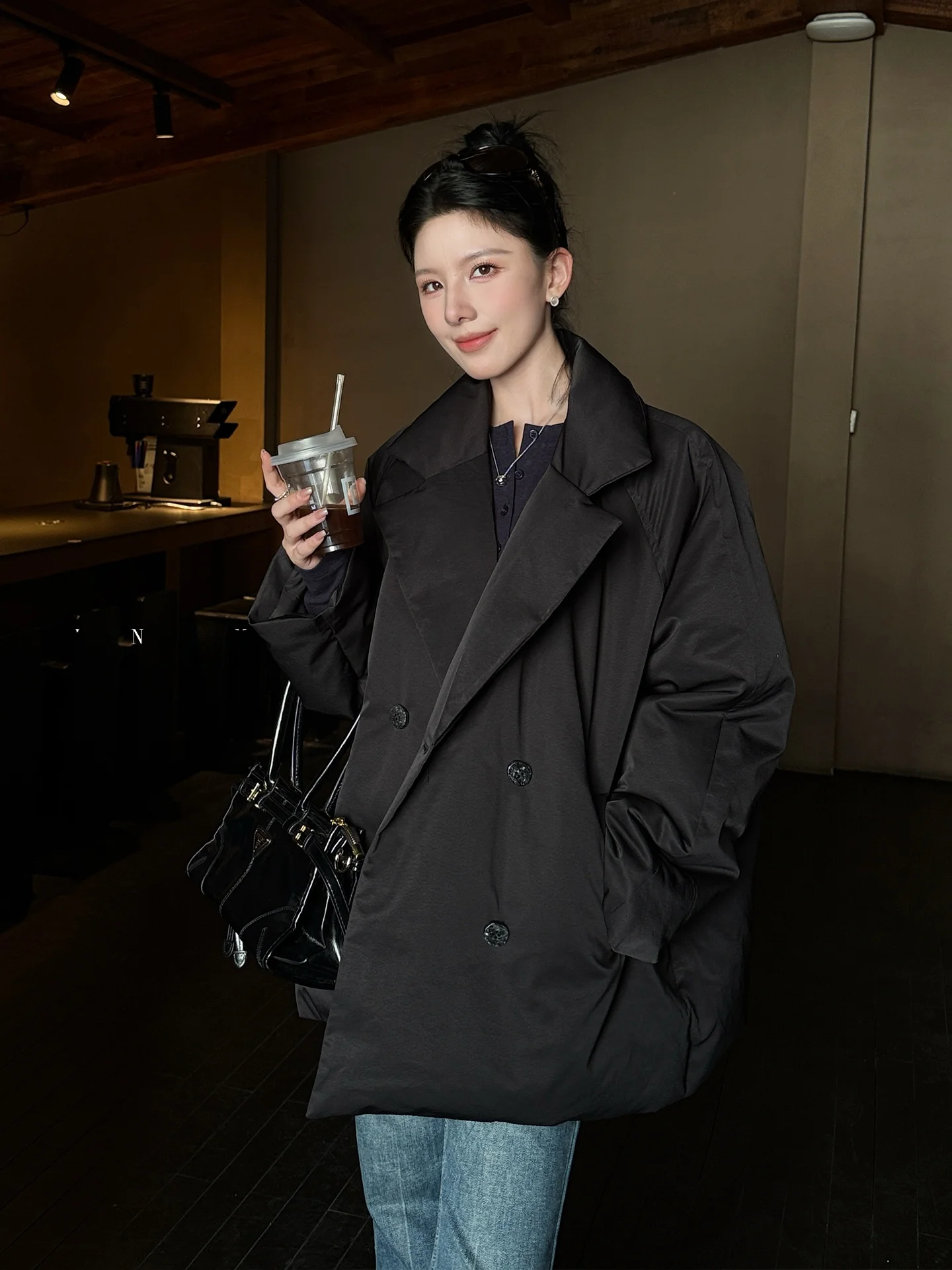 Утепленная хлопковая куртка Basic Large Collar Cotton Jaet '90 White Du Down' в корейском стиле, с длинными рукавами, для города, теплая, универсальная верхняя одежда
Утепленная хлопковая куртка Basic Large Collar Cotton Jaet '90 White Du Down' в корейском стиле, с длинными рукавами, для города, теплая, универсальная верхняя одежда