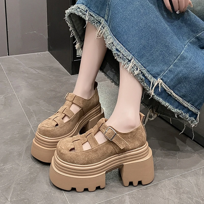 10CM Microfiber Leather Platform Ladies Sandals New 2025 Summer Pumps Women Hidden Heels Rome Sandals Hollow Buckle Wedge Shoes
10CM Microfiber Leather Platform Ladies Sandals New 2025 Summer Pumps Women Hidden Heels Rome Sandals Hollow Buckle Wedge Shoes