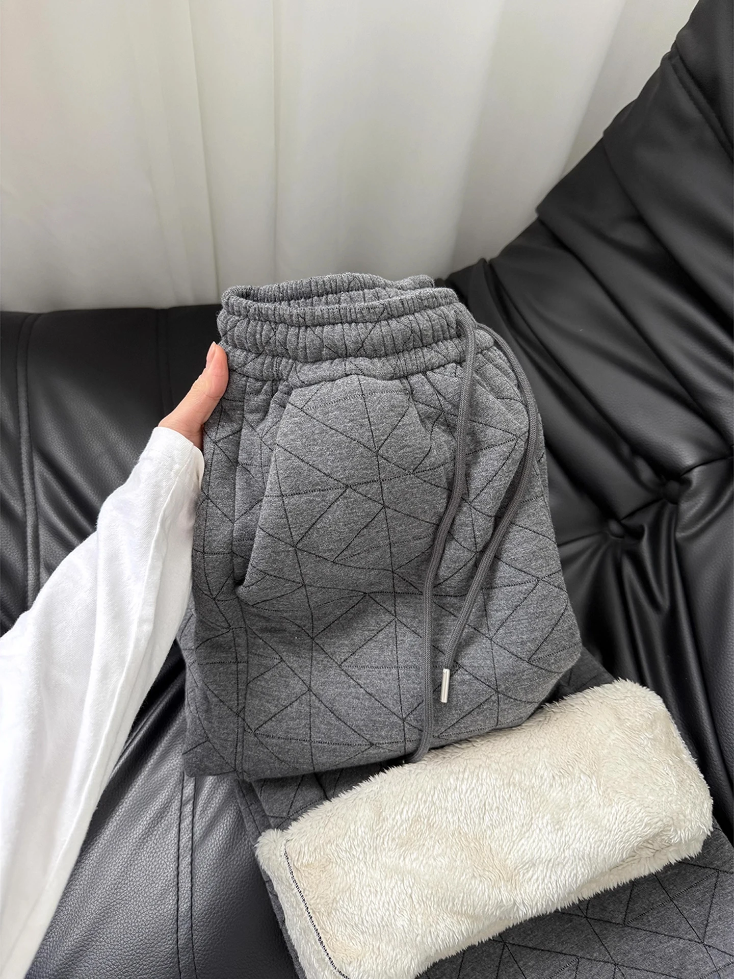 High-End Diamond Patterned Straight Leg Sweatpants ex Winter Thiened Fce Casual Loose Warm Long Trousers
High-End Diamond Patterned Straight Leg Sweatpants ex Winter Thiened Fce Casual Loose Warm Long Trousers