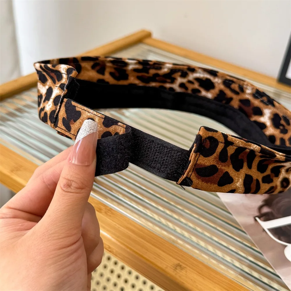 Fashion UV Protection Leopard Print Visor Cap Sunscreen Cool Transparent Hollow Hat Solid Color Adjustable Sun Hat Camping
Fashion UV Protection Leopard Print Visor Cap Sunscreen Cool Transparent Hollow Hat Solid Color Adjustable Sun Hat Camping