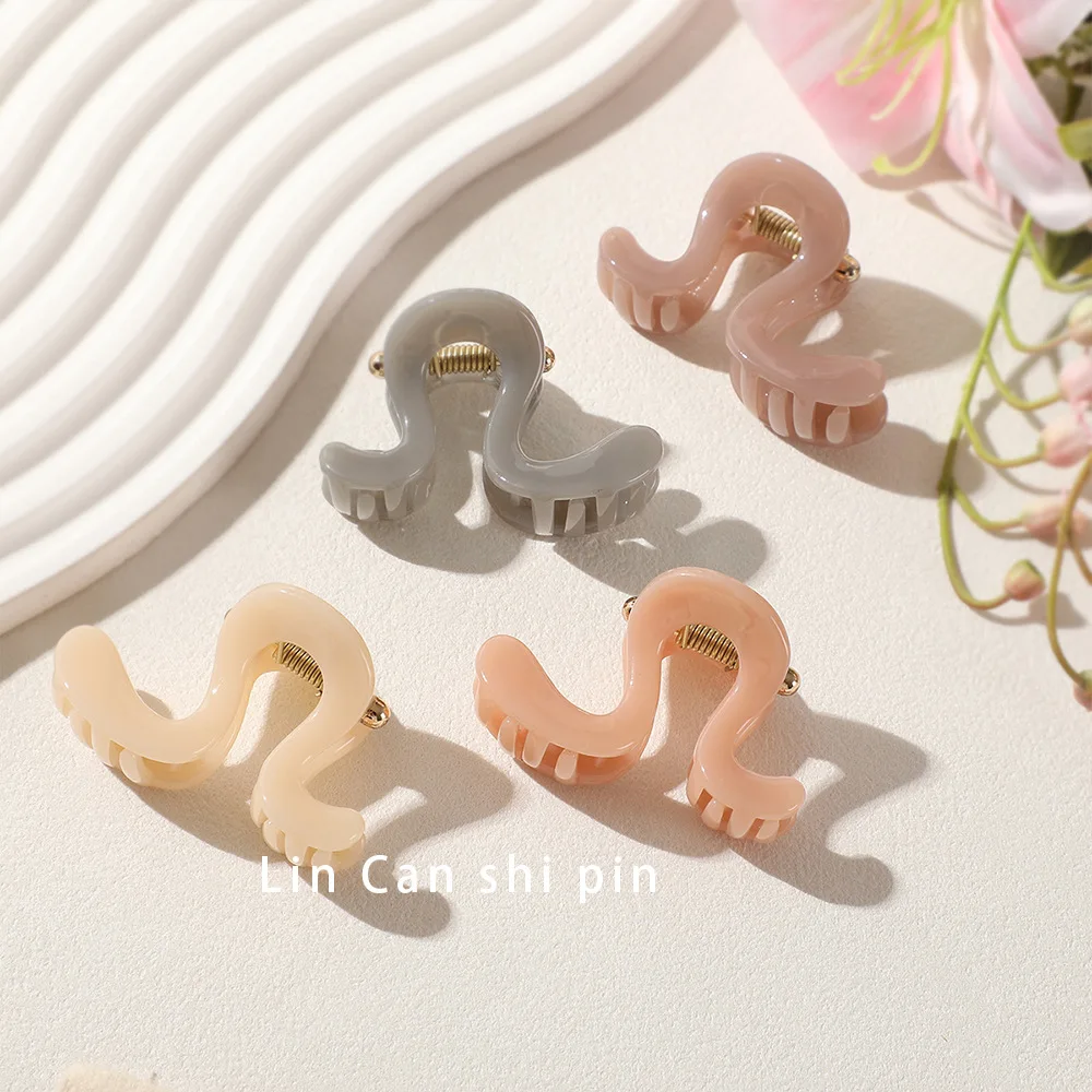 Hair Claw Clip Small Glossy Jelly Resin Strong Clasp for Half Updo Back of Head Sturdy Lightweight Versatile Premium
Hair Claw Clip Small Glossy Jelly Resin Strong Clasp for Half Updo Back of Head Sturdy Lightweight Versatile Premium