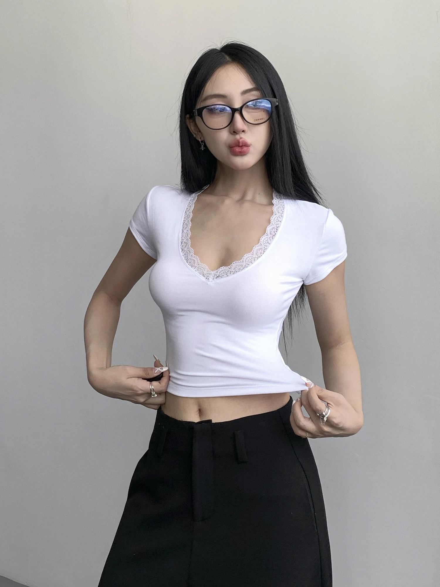 Lace Trim V-Neck Short Sleeve Base Shirt T-Shirt Women Summer High Waist Crop Top Slimming Bodycon Top Korean Style Commute
Lace Trim V-Neck Short Sleeve Base Shirt T-Shirt Women Summer High Waist Crop Top Slimming Bodycon Top Korean Style Commute