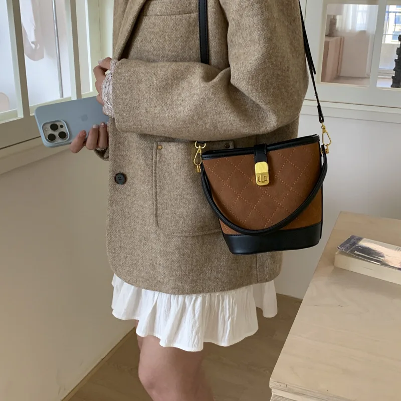 Модная женская сумка-мешок 2025 года — новая модная универсальная сумка через плечо и через плечо.
Модная женская сумка-мешок 2025 года — новая модная универсальная сумка через плечо и через плечо.