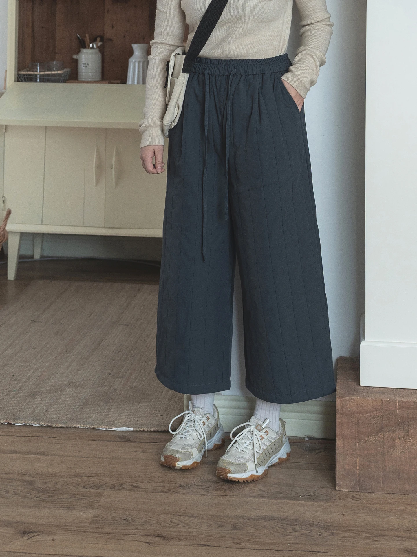 Свободные женские хлопковые брюки с широкими штанинами, на резинке, прямого кроя, утепленные, с высокой талией, зимние
Свободные женские хлопковые брюки с широкими штанинами, на резинке, прямого кроя, утепленные, с высокой талией, зимние