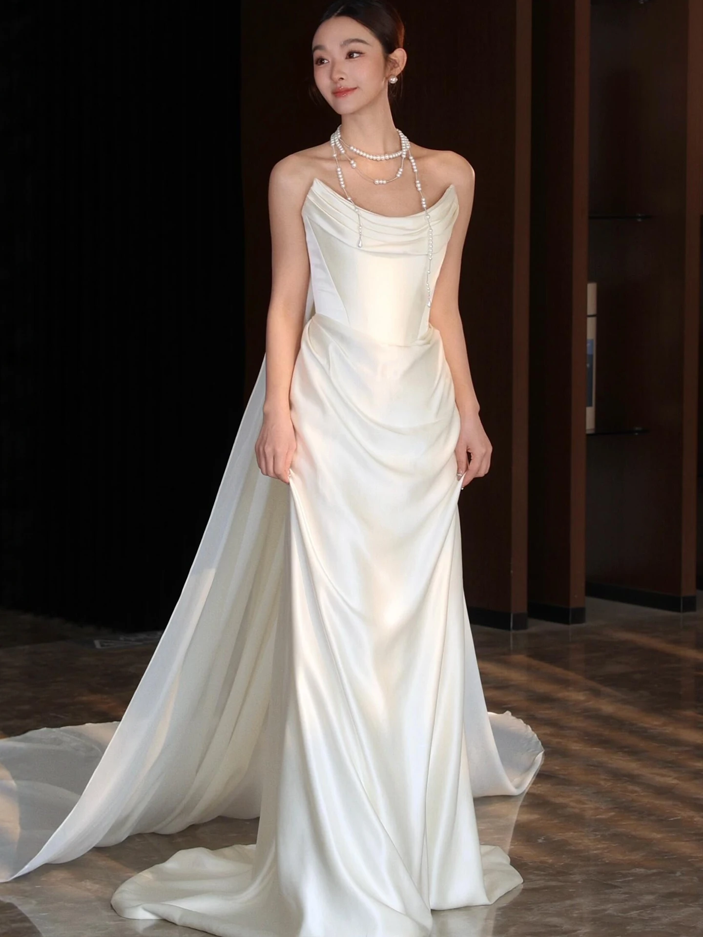 Ele Simple Bridal Gown in Soft Satin White Floor Length Wedding Dr with Train One oulder Sle for Young Women
Ele Simple Bridal Gown in Soft Satin White Floor Length Wedding Dr with Train One oulder Sle for Young Women