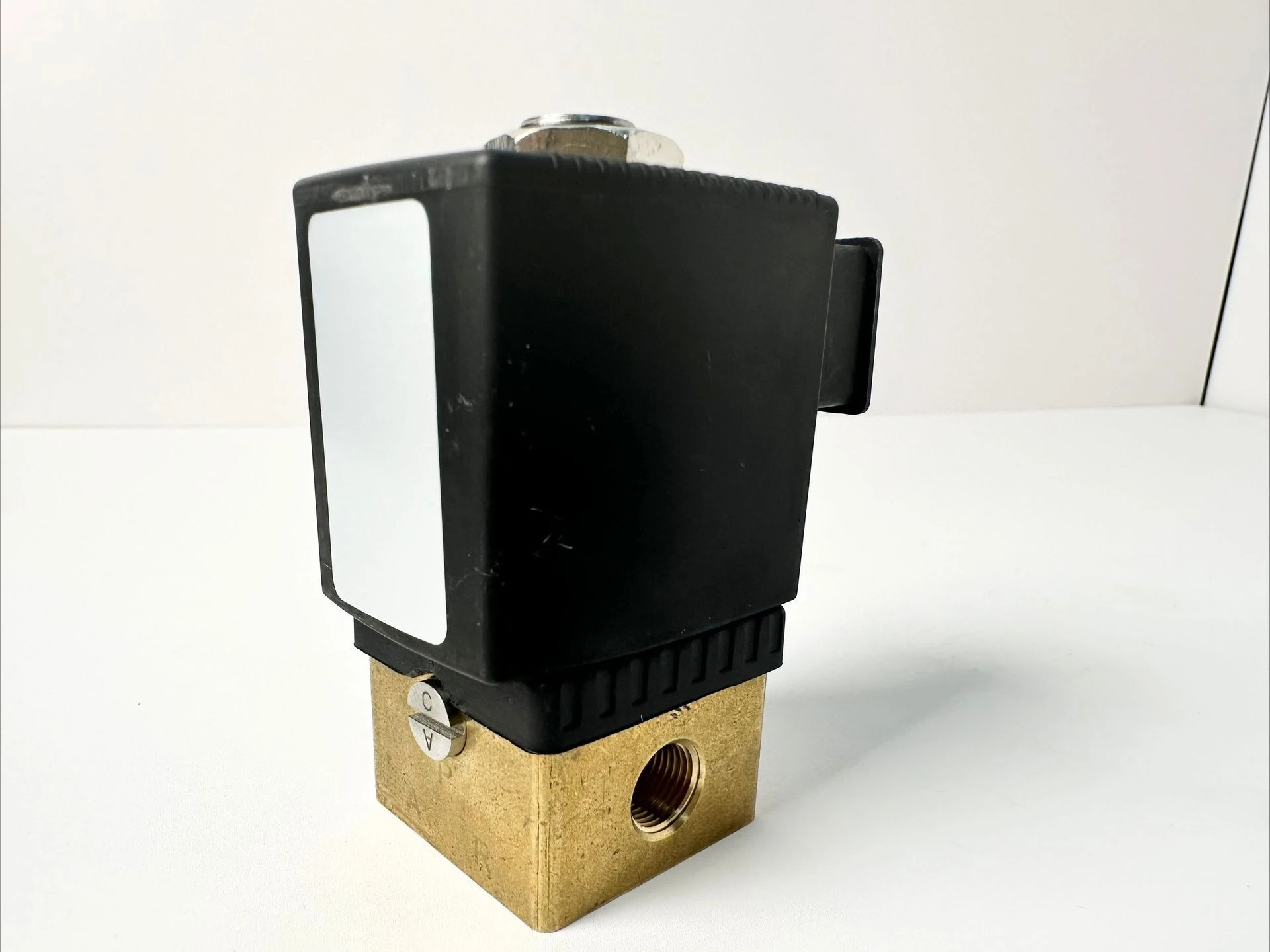 Self Holding Coil Two Position Three-way Brass Solenoid Valve with Manual Switch Energy-saving Pulse Valve
Self Holding Coil Two Position Three-way Brass Solenoid Valve with Manual Switch Energy-saving Pulse Valve