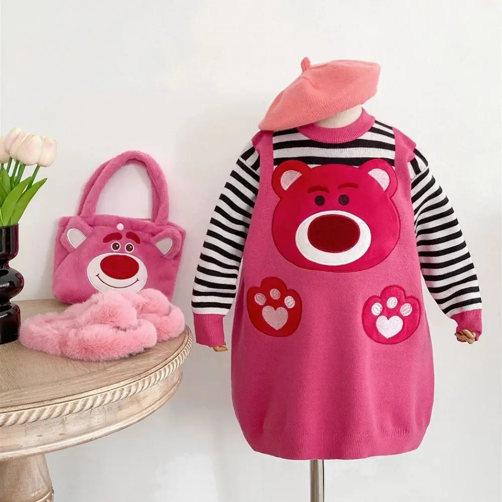 Вязаное платье-комбинезон Disney Strawberry Bear из двух частей для девочек, осень-зима 2026, мультяшный вязаный повседневный теплый пуловер на бретельках
Вязаное платье-комбинезон Disney Strawberry Bear из двух частей для девочек, осень-зима 2026, мультяшный вязаный повседневный теплый пуловер на бретельках