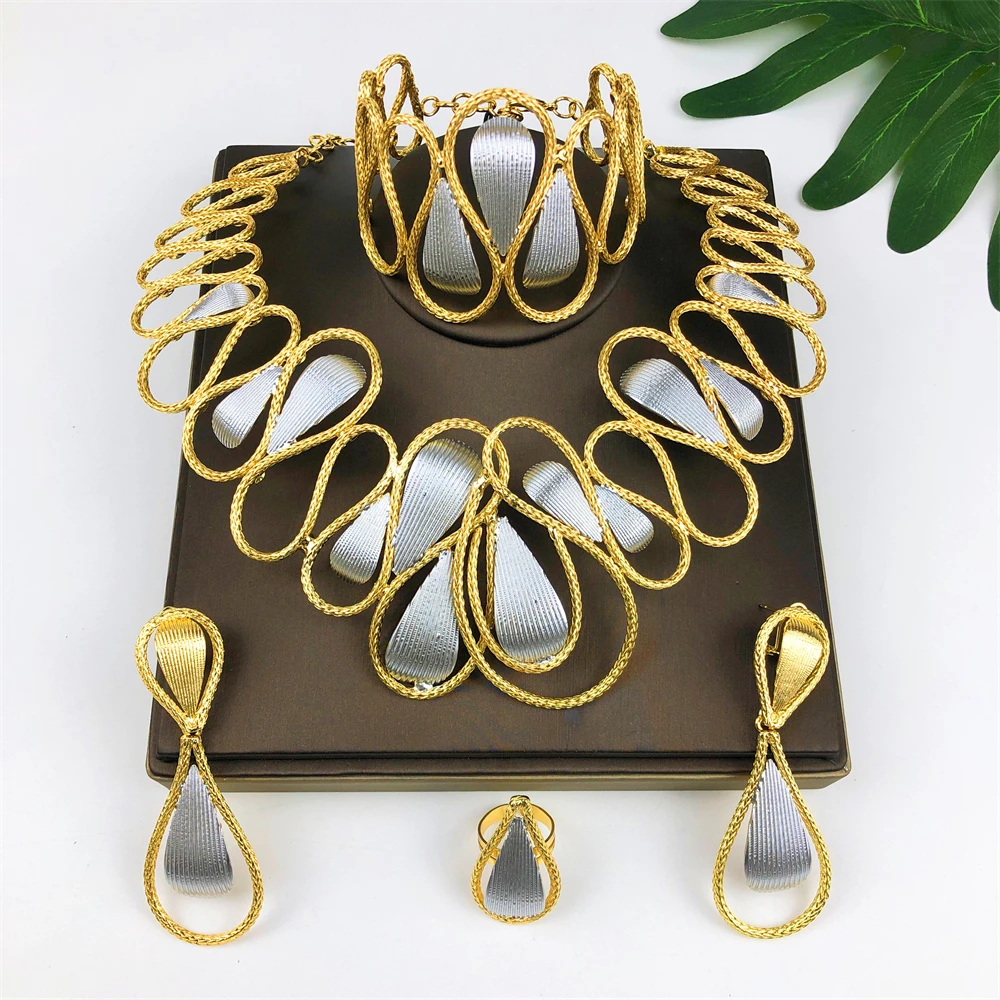 4 шт. дизайн двухцветный полый комплект ювелирных изделий 18 К позолоченное ожерелье браслет серьги-гвоздики кольцо модный подарок в Дубае
4 шт. дизайн двухцветный полый комплект ювелирных изделий 18 К позолоченное ожерелье браслет серьги-гвоздики кольцо модный подарок в Дубае