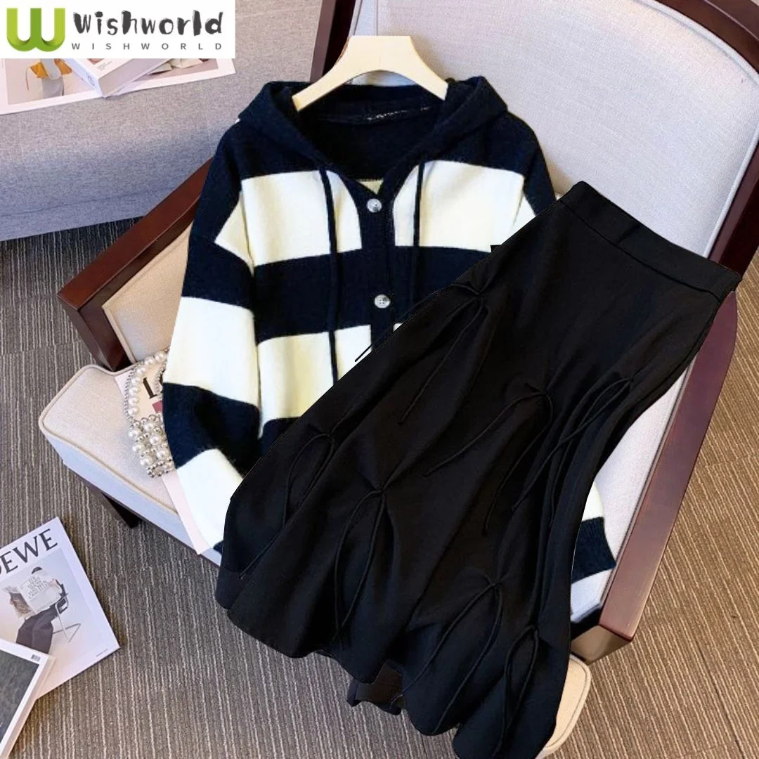 Autumn Striped Patchwork Long Sleeved Knitted Hooded Sweatshirt Bow Pleated Skirt Two-piece Set Elegant Women's Skirt Set
Autumn Striped Patchwork Long Sleeved Knitted Hooded Sweatshirt Bow Pleated Skirt Two-piece Set Elegant Women's Skirt Set
