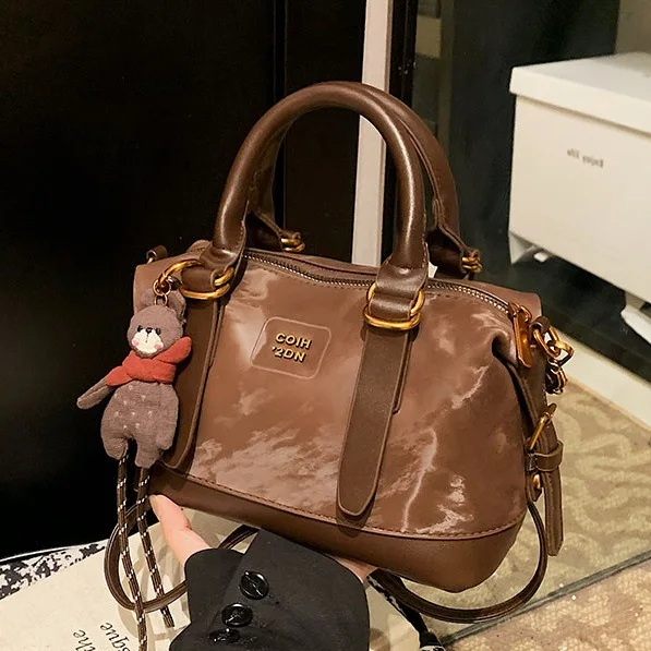 Premium Sense Boston Women's Bag 2025 New Retro Niche Design Shoulder Crossbody Bag Fashion Handheld Commuter Bag
Premium Sense Boston Women's Bag 2025 New Retro Niche Design Shoulder Crossbody Bag Fashion Handheld Commuter Bag