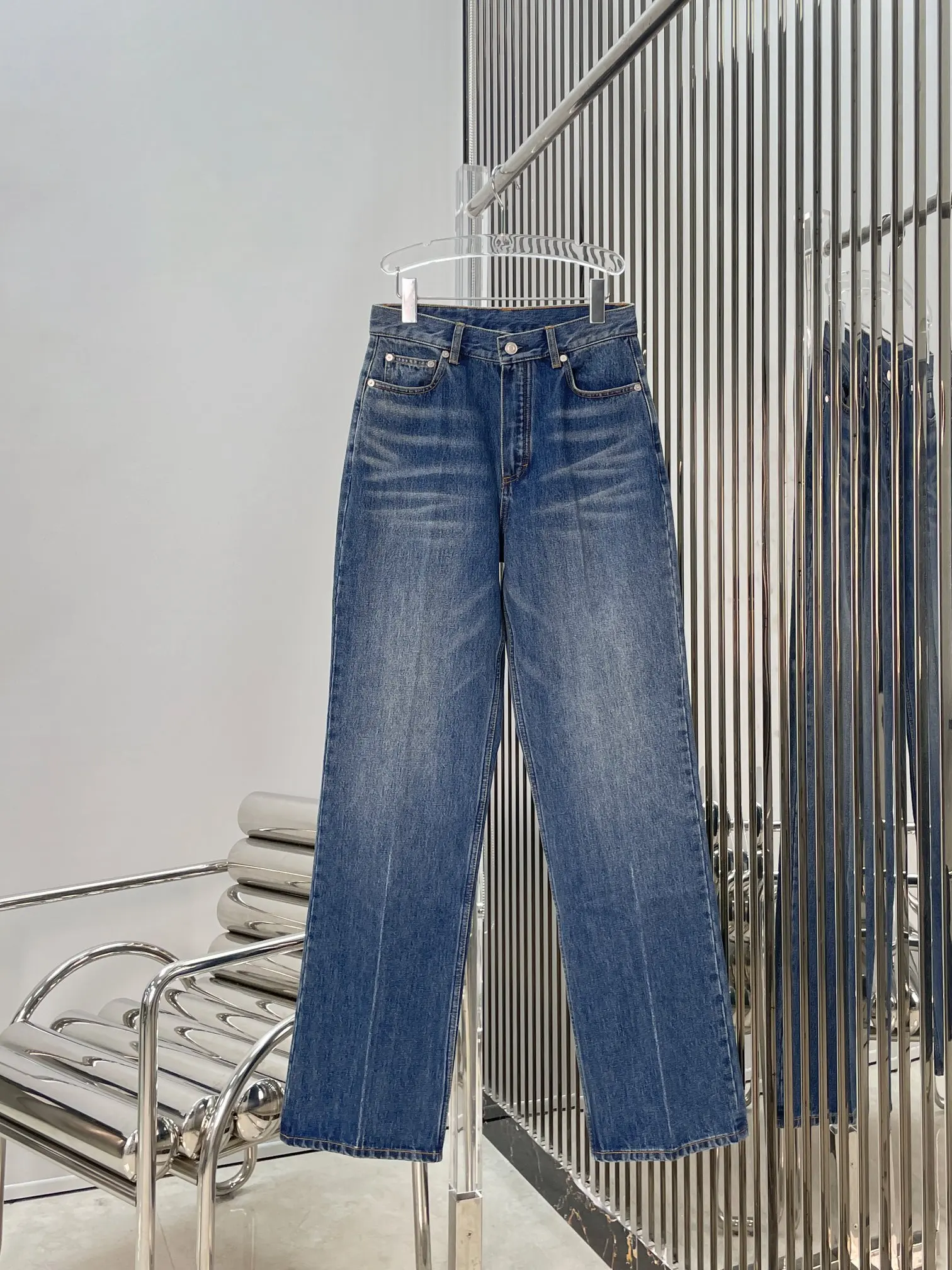 Slimming Straight Leg Jeans Women's Fashionable Versatile Washed Vintage Lightweight Luxury High Waist Denim Pants
Slimming Straight Leg Jeans Women's Fashionable Versatile Washed Vintage Lightweight Luxury High Waist Denim Pants