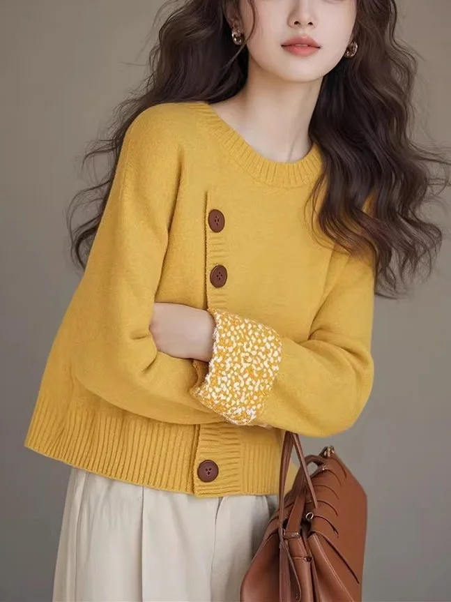 Women's Yellow Knitted Sweater Inner Wear Cross Button Loose Style Winter Lazy High-End Feeling New Arrival 2026
Women's Yellow Knitted Sweater Inner Wear Cross Button Loose Style Winter Lazy High-End Feeling New Arrival 2026