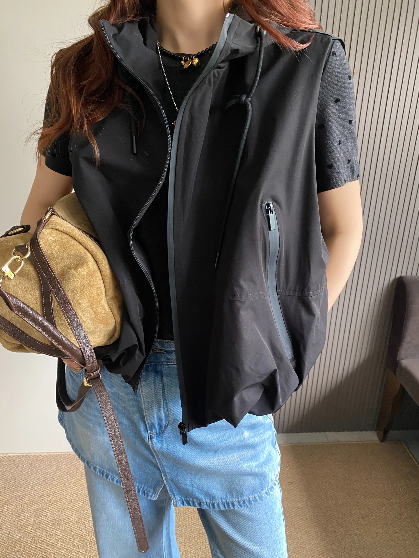 Women's Loose Casual Hooded Vest Jacket Sleeveless Spring Summer New Style Zipper Closure Lightweight Short Length Pure Color
Women's Loose Casual Hooded Vest Jacket Sleeveless Spring Summer New Style Zipper Closure Lightweight Short Length Pure Color