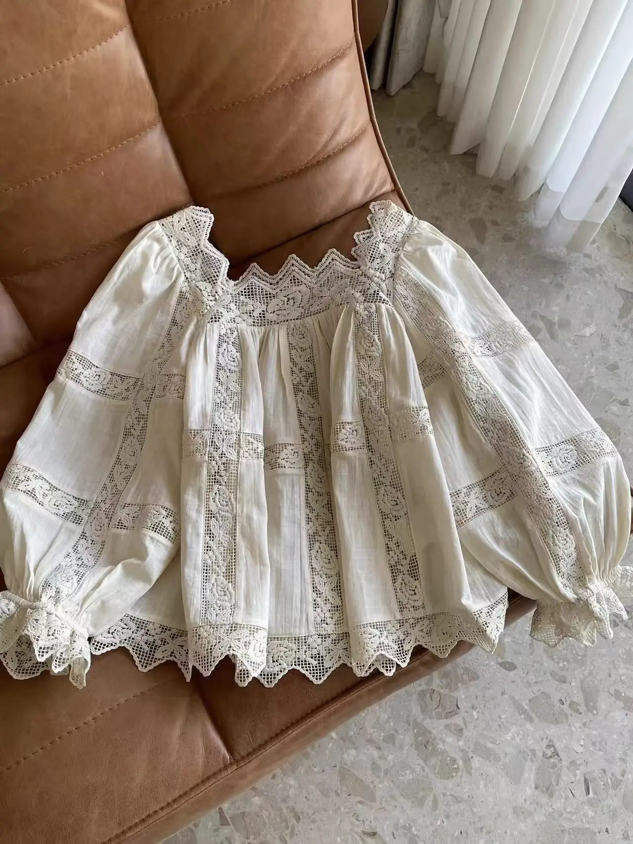 Withered Romantic Lace Patchwork Shirt With Loose And Slimming Square Neck And Bubble Sleeve Top Woman Clothes Shirts
Withered Romantic Lace Patchwork Shirt With Loose And Slimming Square Neck And Bubble Sleeve Top Woman Clothes Shirts