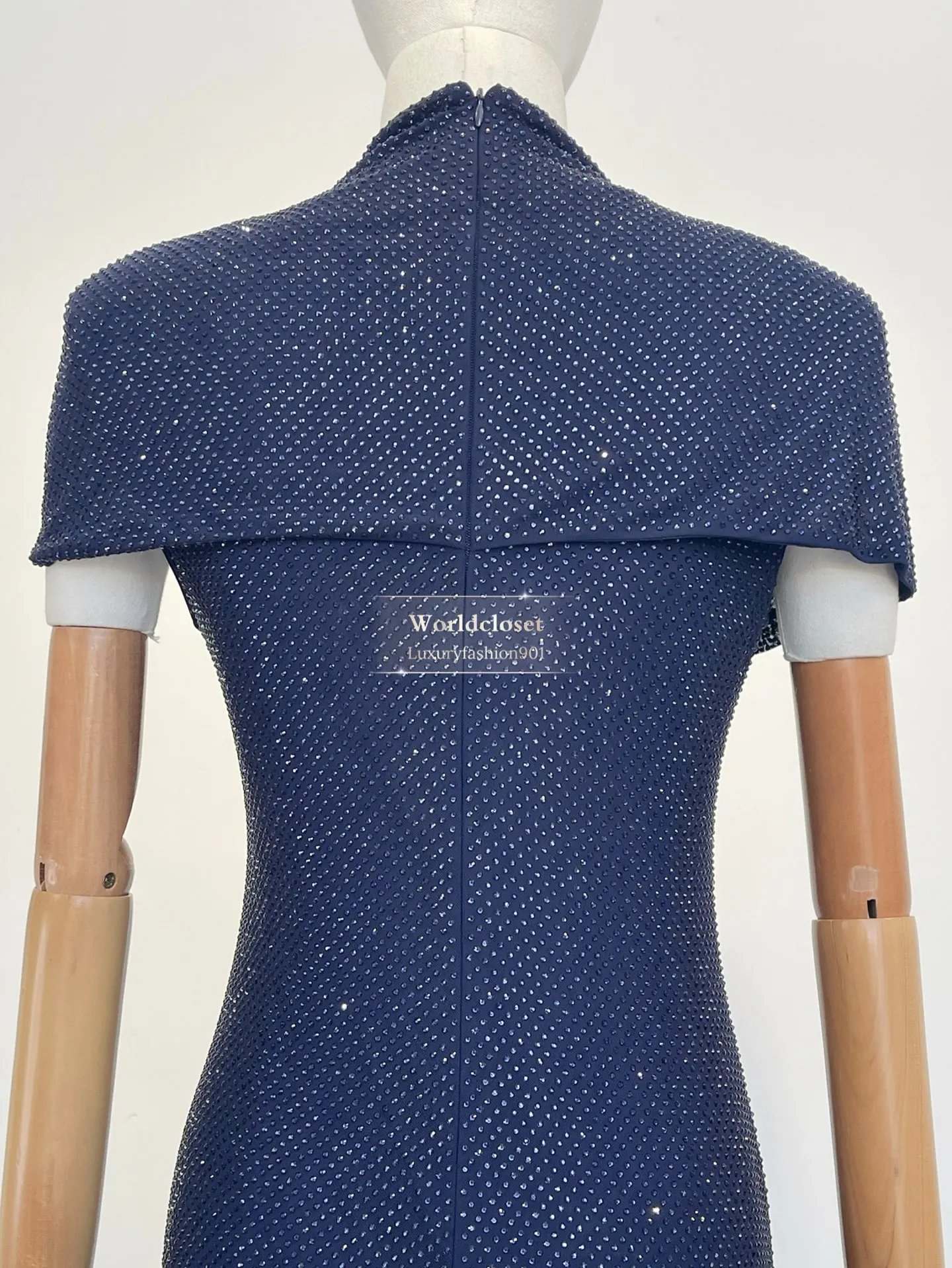 Женское роскошное темно-синее платье миди с асимметричным вырезом, стразами и драпированным лифом
Женское роскошное темно-синее платье миди с асимметричным вырезом, стразами и драпированным лифом