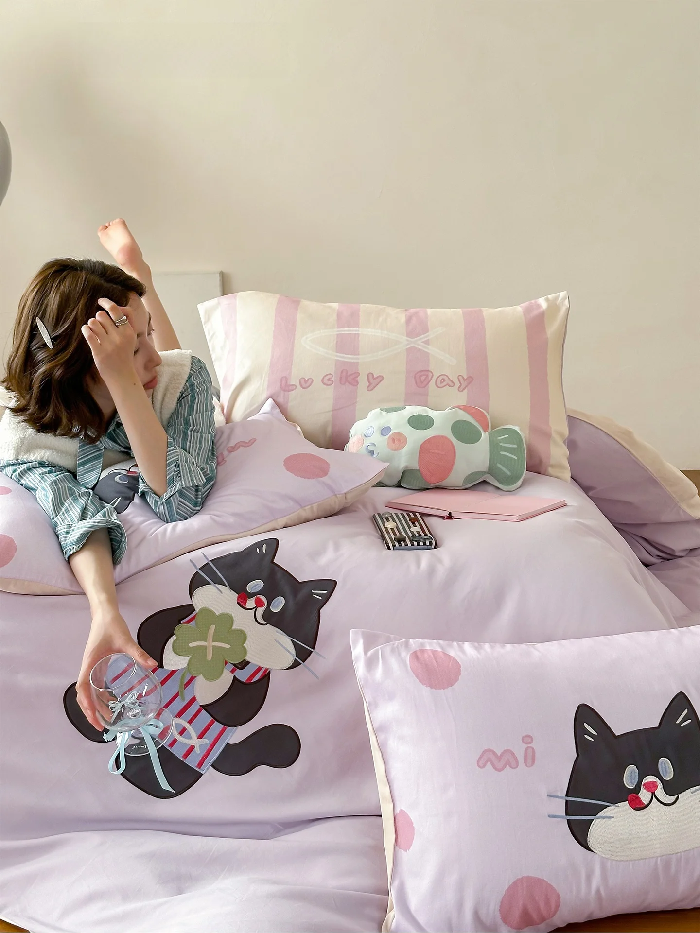 Cute Pure Cotton Flannel Four-Piece Bedding Set Soft Embroidered Patchwork Quilt Cover Soft Breathable Bedding Accessories
Cute Pure Cotton Flannel Four-Piece Bedding Set Soft Embroidered Patchwork Quilt Cover Soft Breathable Bedding Accessories