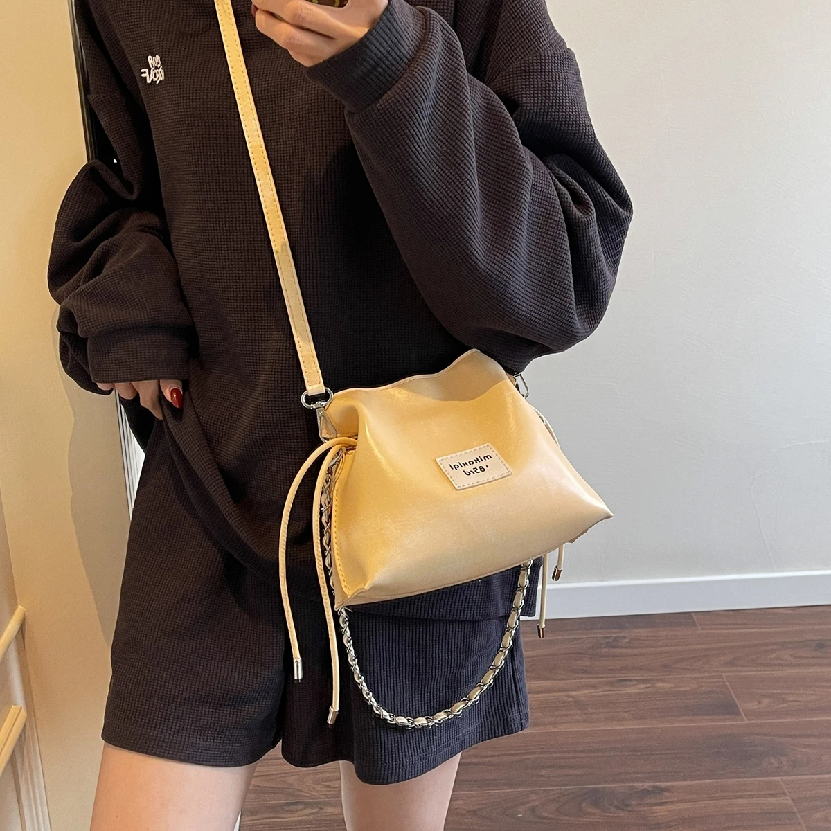 New Fashion Trendy PU Leather Versatile Pillow Bag Simple Casual Commuter Single Shoulder Crossbody Storage Bags
New Fashion Trendy PU Leather Versatile Pillow Bag Simple Casual Commuter Single Shoulder Crossbody Storage Bags
