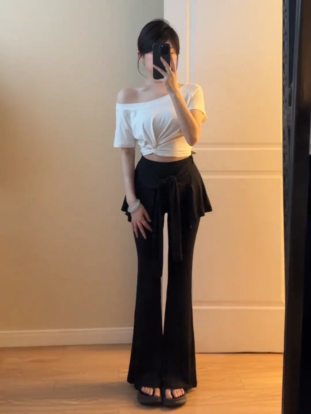 Slim Fit Short Sleeve T-Shirt And Pants Set Women's High Waist Spring Fashion Casual Wear Pure Desire Knot Design Top
Slim Fit Short Sleeve T-Shirt And Pants Set Women's High Waist Spring Fashion Casual Wear Pure Desire Knot Design Top