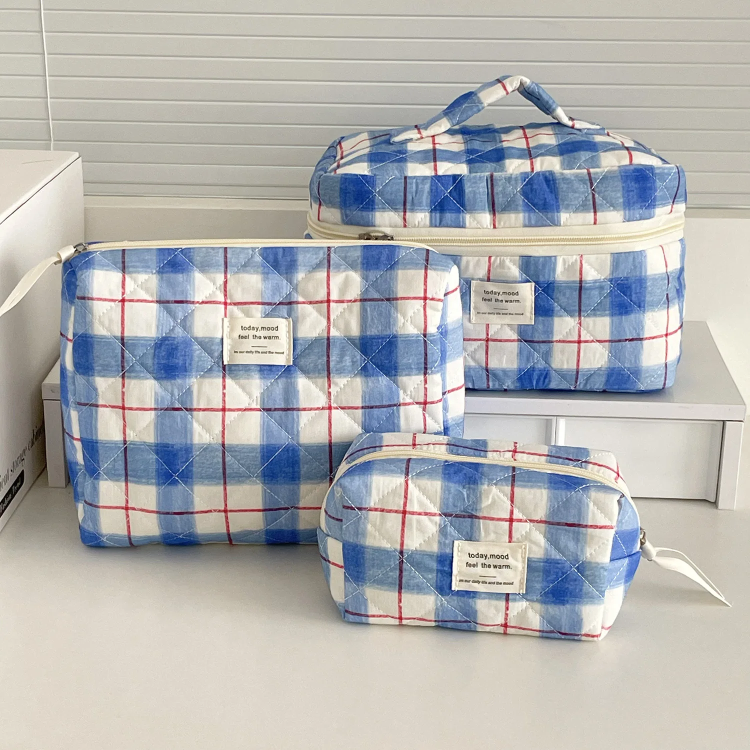 Vintage versatile color-blocked toiletry storage bag with red and blue stripes, high aesthetic value, portable for travel
Vintage versatile color-blocked toiletry storage bag with red and blue stripes, high aesthetic value, portable for travel