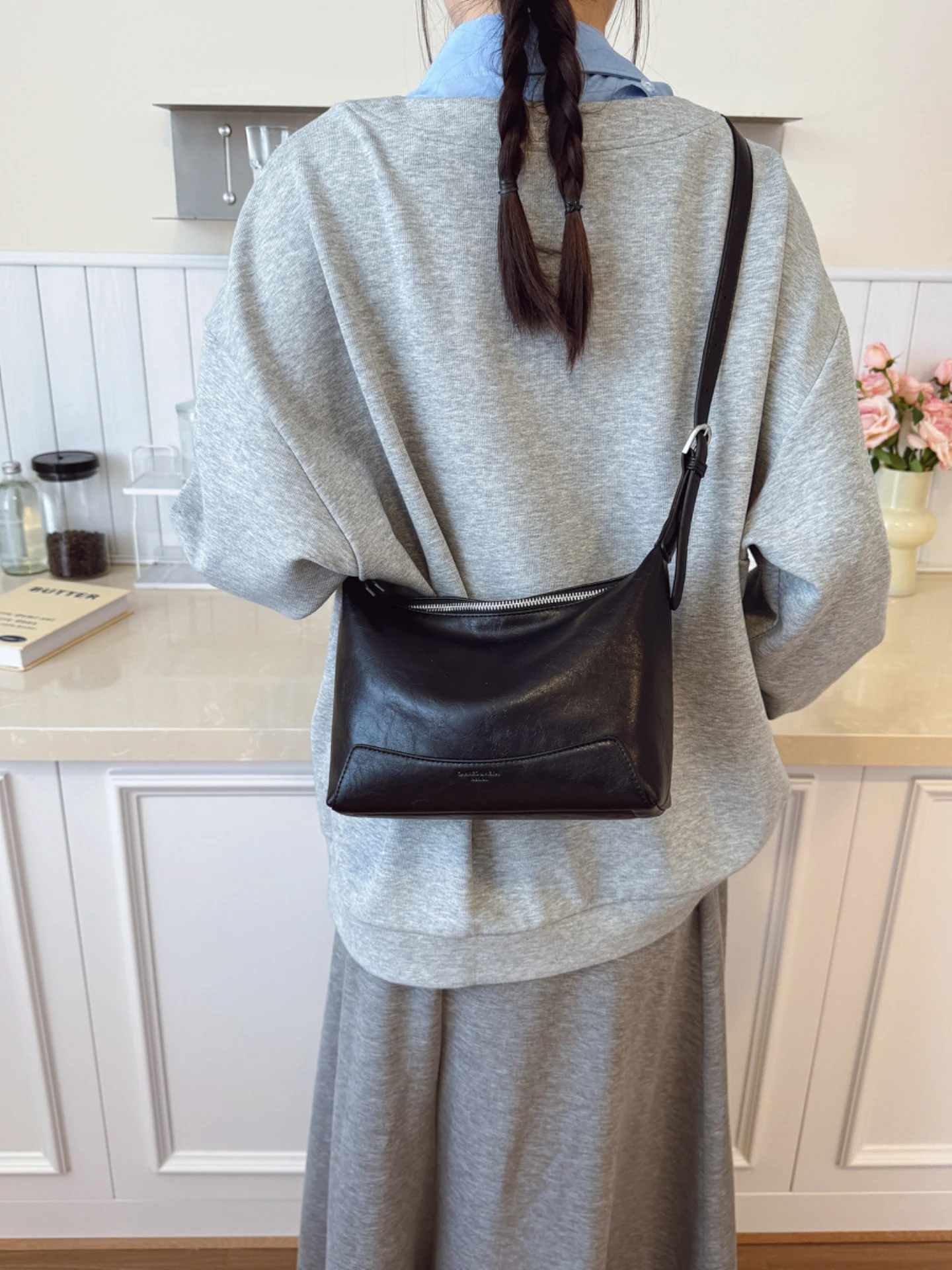 Повседневная сумка-тоут из мягкой кожи для женщин, новая модная многофункциональная сумка через плечо для города, винтажная простая сумка для отдыха
Повседневная сумка-тоут из мягкой кожи для женщин, новая модная многофункциональная сумка через плечо для города, винтажная простая сумка для отдыха