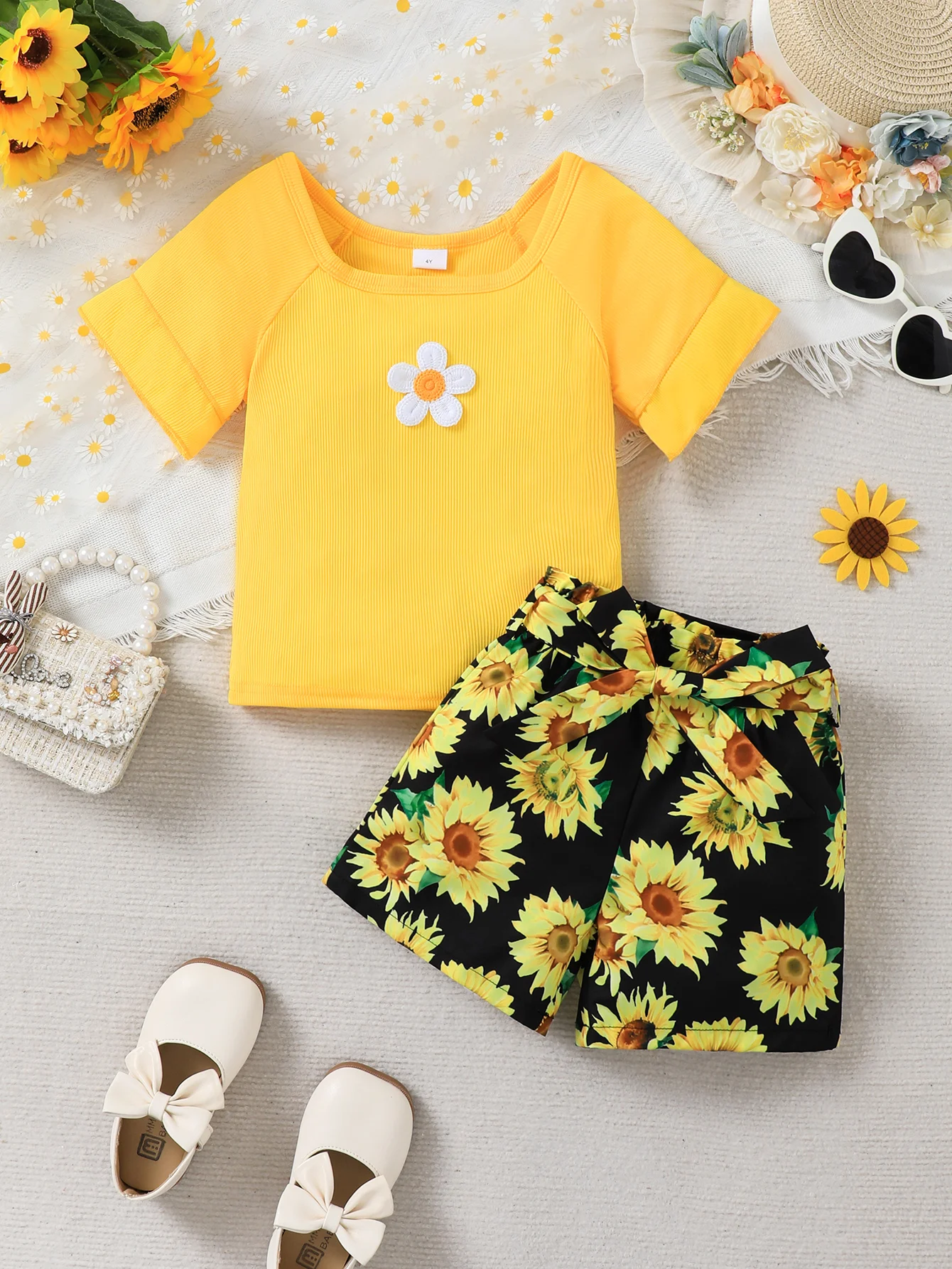 Girls Summer Kids Set:Sunflower Ruffle Top & Elastic Waist Shorts With Belt,Casual Vacation Outfit For Spring Summer Outdoor
Girls Summer Kids Set:Sunflower Ruffle Top & Elastic Waist Shorts With Belt,Casual Vacation Outfit For Spring Summer Outdoor