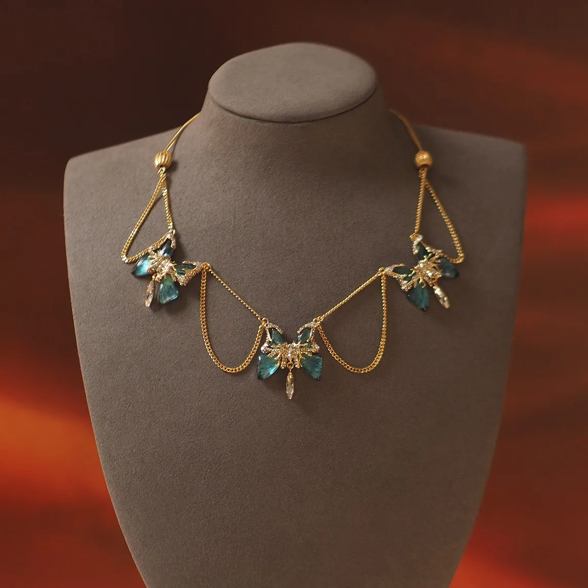 European and American style, niche design, heavy craftsmanship, tassels, Blue Morpho butterfly, retro style.
European and American style, niche design, heavy craftsmanship, tassels, Blue Morpho butterfly, retro style.